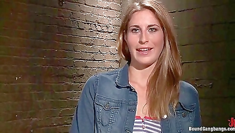 Spanish babe fucks in her pussy